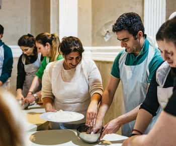 Napoli: Laboratorio di preparazione della pizza con bevande e aperitivi