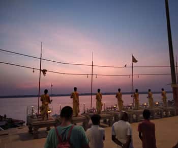 Oración matutina, rituales, cremación y paseo en barco