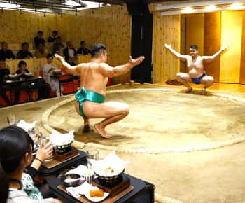 Tokio: Sumo Show Experience met Chicken Hot Pot en een foto