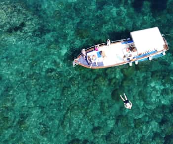 Taormina: tour en barco por la costa con aperitivo y snorkel