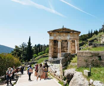 Athens: Mythology of Delphi, Museum and Arachova Guided Tour