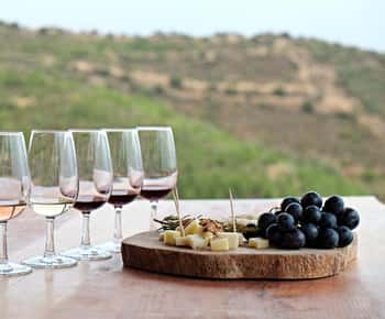 Santorini: Small Group Tour of 3 Local Wineries