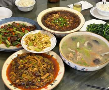Chengdu: City Walking Tour with Food and Coffee
