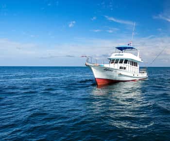 Phuket: Pesca deportiva y curricán en barco con almuerzo