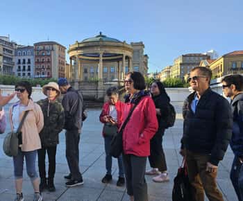 Pamplona: Walking Tour and Photo Session with Bulls