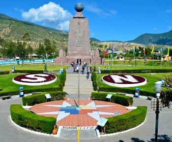 Quito: Middle of the World and Panecillo Tour