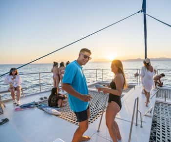 S'Arenal: Crociera in catamarano al tramonto con barbecue