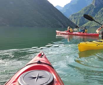 Da Scutari: Tour in kayak sul lago Komani con pranzo