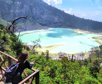 Kawah Putih, vulkaan, warmwaterbronnen, modderbaden, rondleiding langs het meer