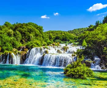 De Split e Trogir: Excursão de um dia às cascatas de Krka com passeio de barco