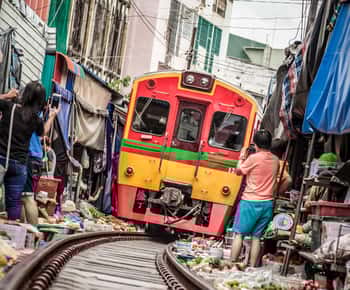 Bangkok: Damnoen Saduak, Train Market & Mahanakhon Day Trip