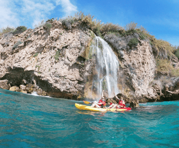 Nerja: Excursie ghidată cu caiacul pe stâncile Nerja și cascada Maro