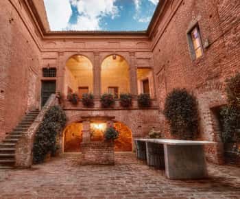 Montalcino: Brunello Weinverkostung & Mittagessen in einem toskanischen Schloss