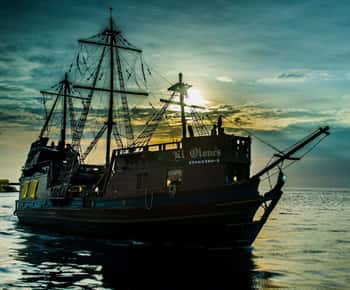 Cozumel: Pirate Ship Cruise with Open Bar, Dinner, and Show