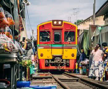 Bangkokissa: Ayutthaya, rautatie ja kelluvat markkinat - kokopäiväretki.