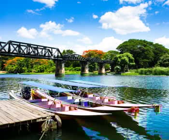 Kanchanaburi: Heldagstur med Erawan-fossen og tog