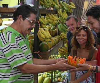 San Jose: Central Market Bites and Sights Walking Tour