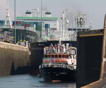 Panama: 6-Hour Panama Canal Southbound Cruise & Lunch