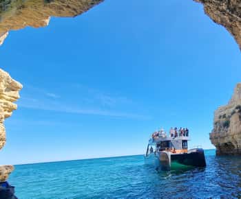 Albufeira: Küstenlinie und Benagil-Höhlen Tour mit dem Katamaran