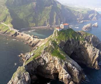 Bilbao: San Juan de Gaztelugatxe and Txakoli Wine Day Trip