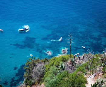 Z Neapole: Ischia s koktejlem a obědem.