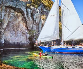 Lake Taupo: Sailboat Trip to the Maori Rock Carvings