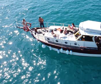 From La Spezia: Cinque Terre Boat Tour with Lunch and Wine