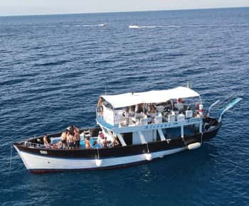 Ischia: Bootsfahrt um die Insel mit neapolitanischem Mittagessen und Schnorcheln