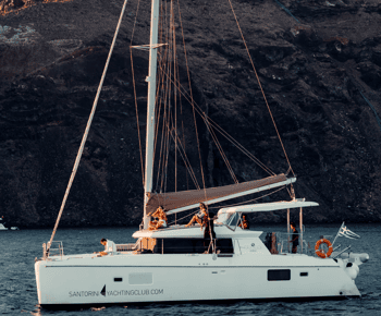 Santorini: Catamaran Caldera Cruise with Meal and Drinks