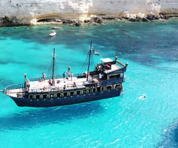 Lampedusa: Passeio de barco em um navio pirata com almoço e música