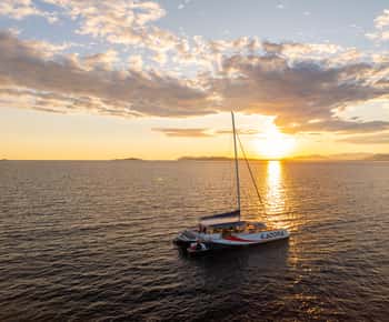 Hyères : Croazieră cu catamaranul la apus de soare în Peninsula Giens