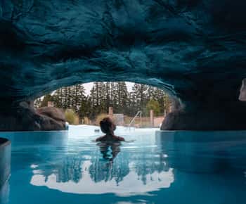 Thermale zwembaden Ōpuke: Toegang alleen voor volwassenen met Swim Up Bar