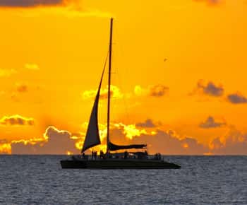 Cambrils: Costa Dorada Sunset Catamaran Cruise with Drinks