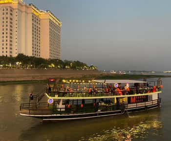 Phnom Penh: Crucero al Atardecer con Cervezas Ilimitadas y Buffet Barbacoa