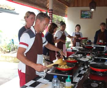 Ubud: Balinese Cooking Class and Market Tour