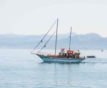Hersonisos: Boat Cruise with Swim Stops and Lunch