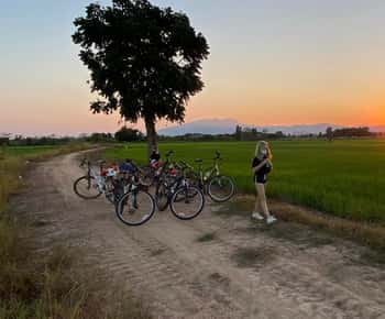 Sukhothai: Excursión guiada en bicicleta de 2,5 horas por la campiña al atardecer