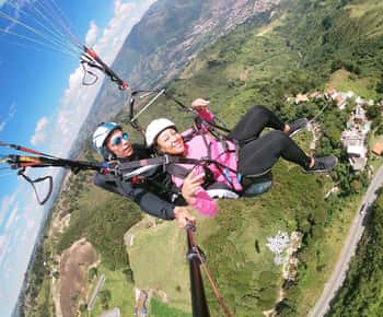 Von Medellín aus: Paragliding Tour mit GoPro Fotos & Videos