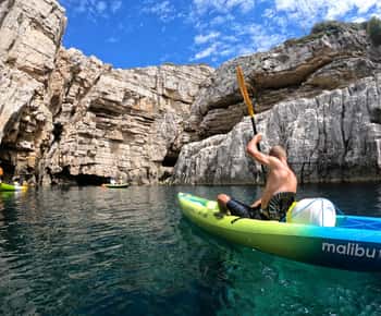 Pula: Excursão de caiaque no mar com caverna, mergulho com snorkel e salto de penhas