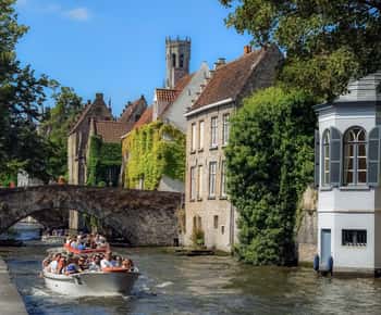 Brujas: Tour a pie, paseo en barco por el canal con opción de degustación de cerveza