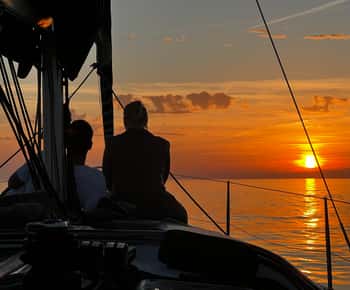 Marbella: Paseo en Velero al Atardecer con Bebidas y Aperitivos