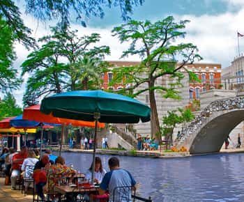 Excursão gastronómica a pé pelo Riverwalk para pequenos grupos em San Antonio