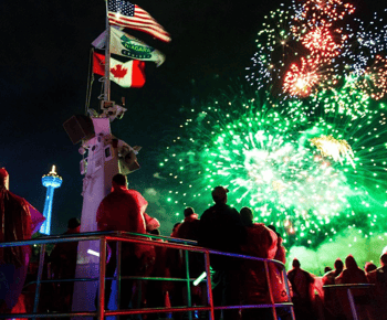 Niagara Falls, Canada: Evening Fireworks Cruise