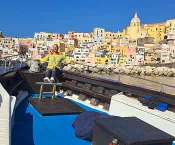Ab Ischia: Ganztägige Bootstour zur Insel Procida mit Mittagessen