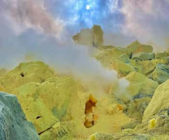 Spettacolo delle fumarole di zolfo: spedizione all'interno del vulcano