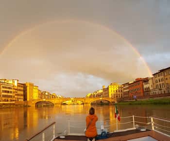 Florence: Arno River Cruise with Aperitivo