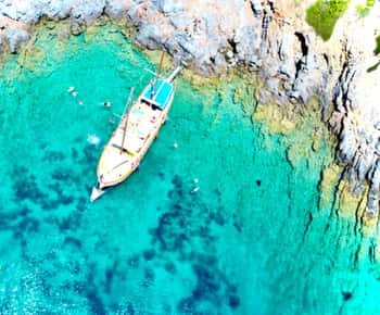 Cesme: Small Group Boat Tour with Open Buffet Lunch