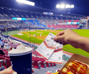 Ticket für ein Spiel im Jasmil Baseball-Stadion mit Abendessen/Bier