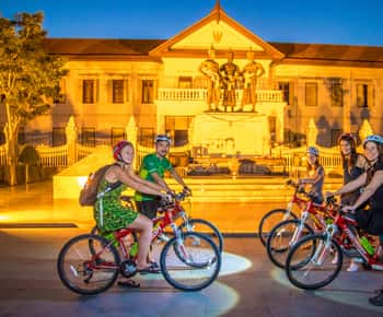 Punctele de atracție din Chiang Mai: Tur de noapte cu bicicleta