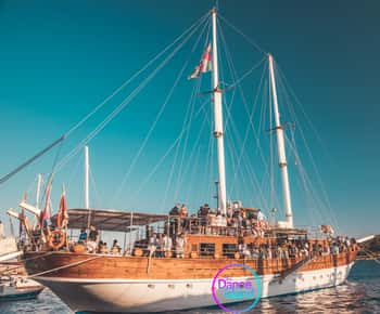 Sliema: Sailboat Party with an Open Bar, Food, and Swimming